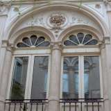 Le �logge� sono caratterizzate da ricche decorazioni in stucco tra cui spiccano i medaglioni posti all�interno delle lunette raffiguranti visi di fanciulli o putti contornati da motivi vegetali o floreali